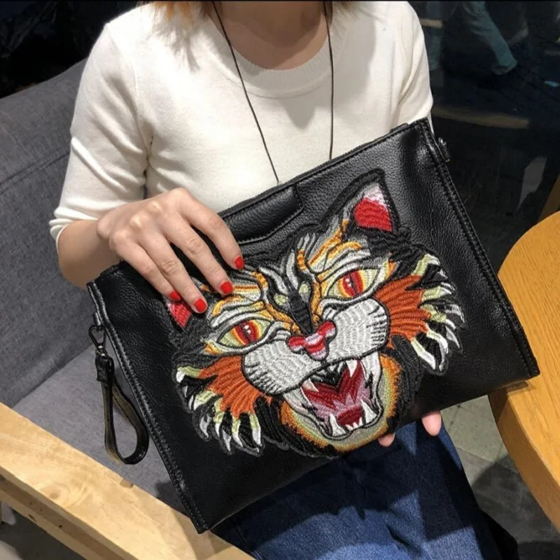 2018 New Tiger Embroidery Women Envelope Bag Punk Style Female Clutches Shoulder Messenger Bag Large Size Handbags
2018 New Tiger Embroidery Women Envelope Bag Punk Style Female Clutches Shoulder Messenger Bag Large Size Handbags