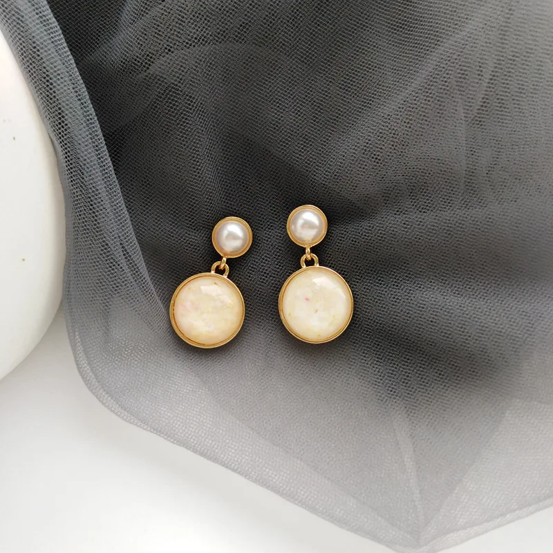 Simple White Fragment Round Non Pierced Earrings Geometric Simulated-pearls Beautiful No Hole Earring Luxury Jewerly
Simple White Fragment Round Non Pierced Earrings Geometric Simulated-pearls Beautiful No Hole Earring Luxury Jewerly