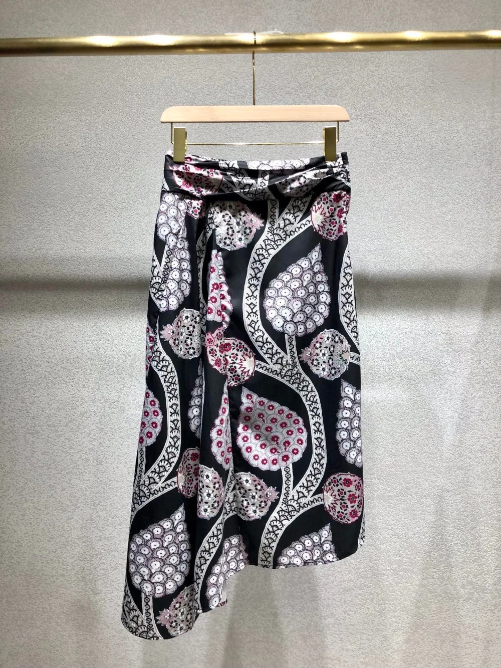 2019 early spring new women's print color matching pattern decorative pleated skirt 118
2019 early spring new women's print color matching pattern decorative pleated skirt 118
