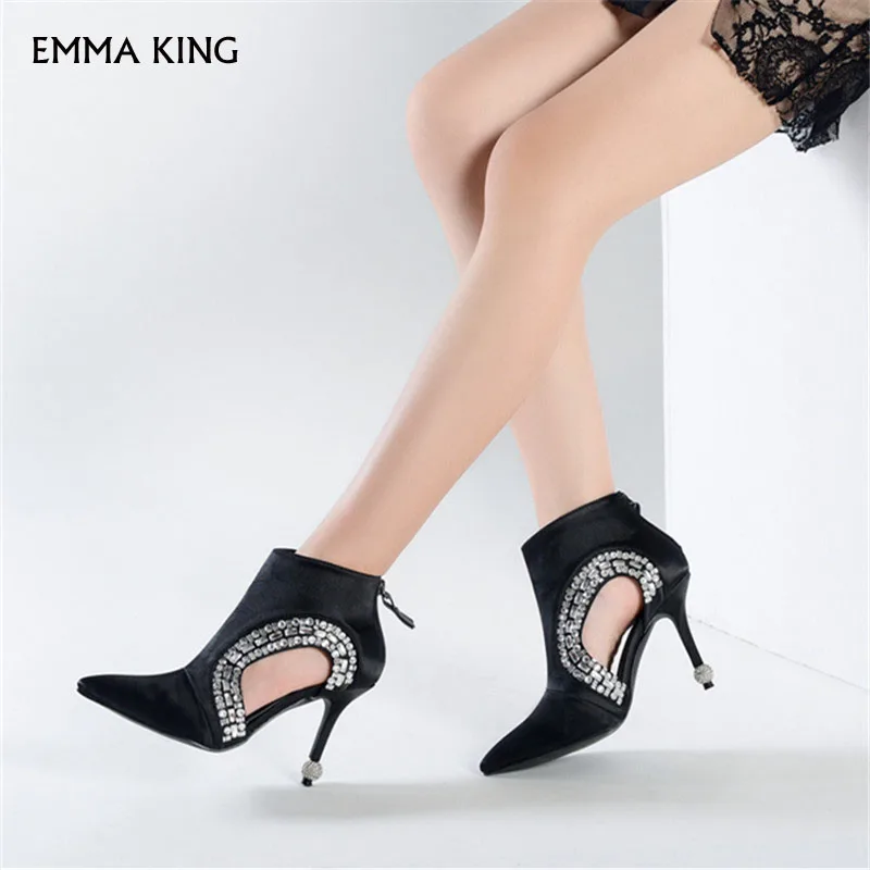 EMMA KING Spring/Autumn Black Ankle Boots Pointed Toe Hollow Out Botas Mujer Women Pumps Rhinestone High Heels Party Shoes Woman
EMMA KING Spring/Autumn Black Ankle Boots Pointed Toe Hollow Out Botas Mujer Women Pumps Rhinestone High Heels Party Shoes Woman