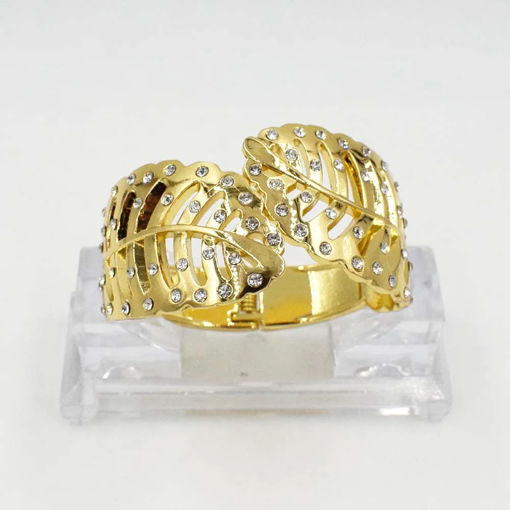 2017 new Dubai Gold big Bangles Fashion Design Dubai ummer Style Cuff Bangles Bracelet For Women Girls Gift
2017 new Dubai Gold big Bangles Fashion Design Dubai ummer Style Cuff Bangles Bracelet For Women Girls Gift