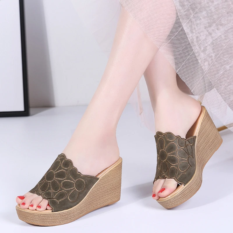 Fashion 2019 Summer Women Wedge Slippers Suede Leather Thick Soled Flipflops Shoes Women Wedges Slippers Platform Slides Sandals
Fashion 2019 Summer Women Wedge Slippers Suede Leather Thick Soled Flipflops Shoes Women Wedges Slippers Platform Slides Sandals