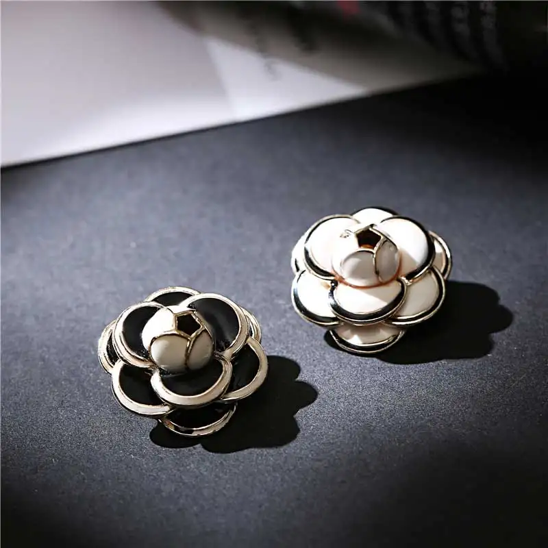 Luxury Brand Small Black White Camellia Brooch Party Catwalk Fashion Flower Brooches Badge Pin for Woman Broche
Luxury Brand Small Black White Camellia Brooch Party Catwalk Fashion Flower Brooches Badge Pin for Woman Broche