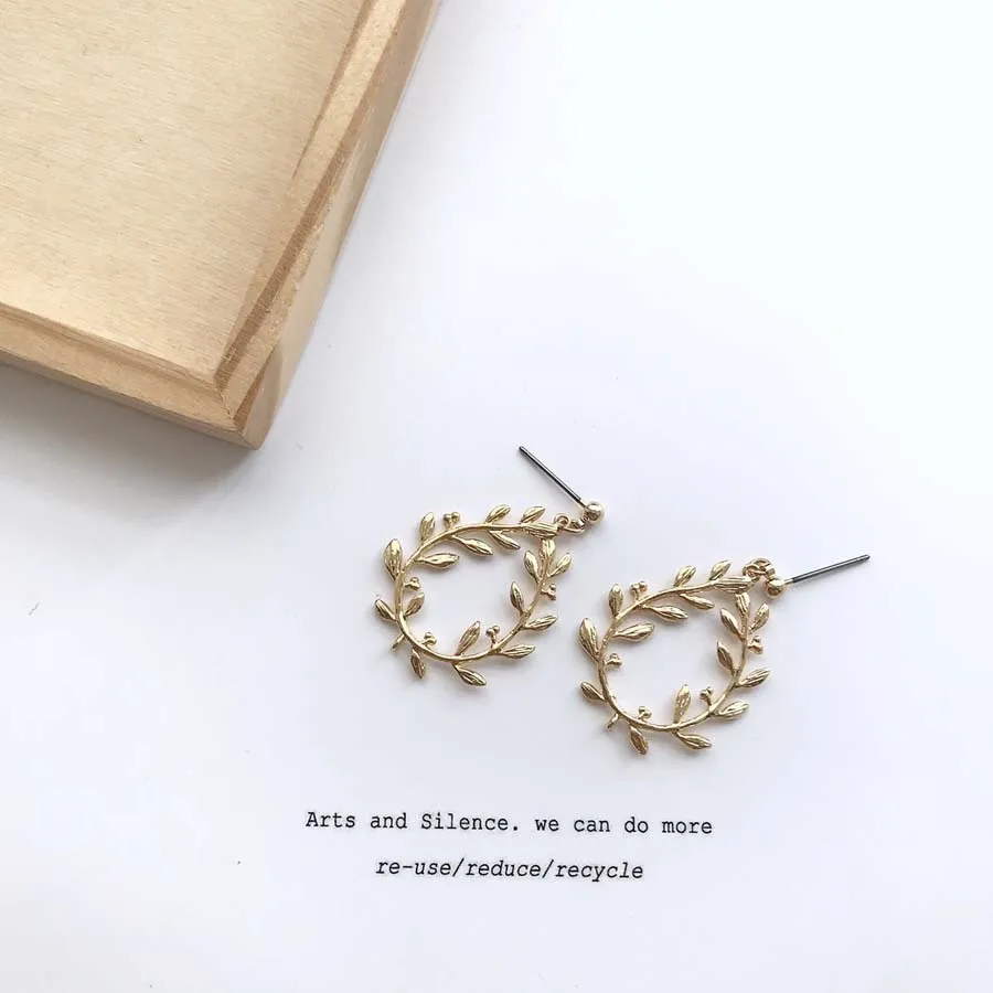Vintage Gold Coated Metal Leaves Hollow Geometric Olive branch S925 Sterling Silver Drop Earrings for Women Girl Jewelry
Vintage Gold Coated Metal Leaves Hollow Geometric Olive branch S925 Sterling Silver Drop Earrings for Women Girl Jewelry