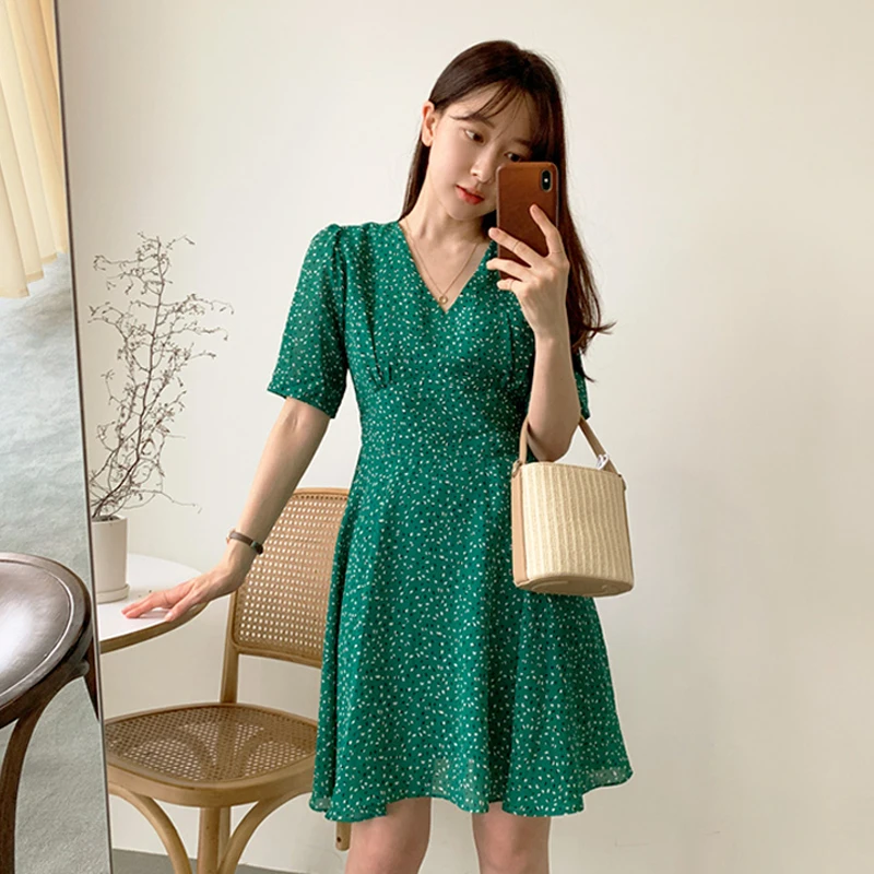 BGTEEVER Casual Bohemian Floral Print Short Dress Women Summer V-neck Green Mini Dresses Elegant A-line Chiffon Beach Vestidos
BGTEEVER Casual Bohemian Floral Print Short Dress Women Summer V-neck Green Mini Dresses Elegant A-line Chiffon Beach Vestidos