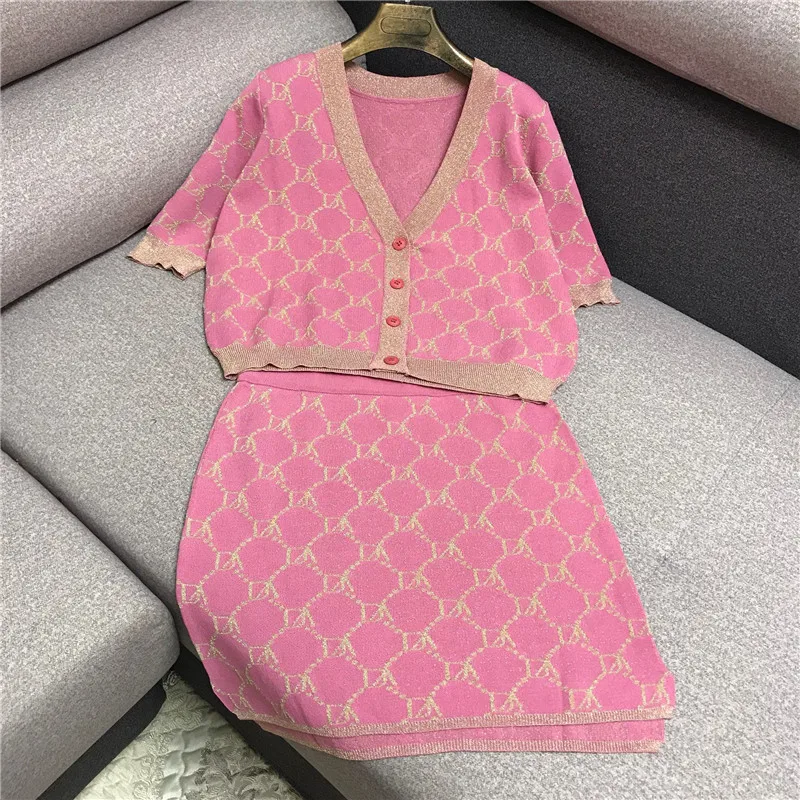 Suit Feminine Style Bottom Half-length Skirt Small Fragrance V-collar Short-sleeve Knitted cardigan Two-piece Set
Suit Feminine Style Bottom Half-length Skirt Small Fragrance V-collar Short-sleeve Knitted cardigan Two-piece Set