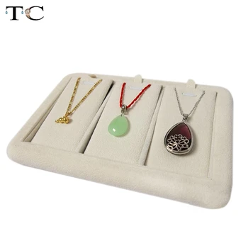 High Quality Pendant Display Holder Case Pendants Stand Beige Velvet Jewelry Display 3pcs Can Showed Cases 18*12*2cm
High Quality Pendant Display Holder Case Pendants Stand Beige Velvet Jewelry Display 3pcs Can Showed Cases 18*12*2cm