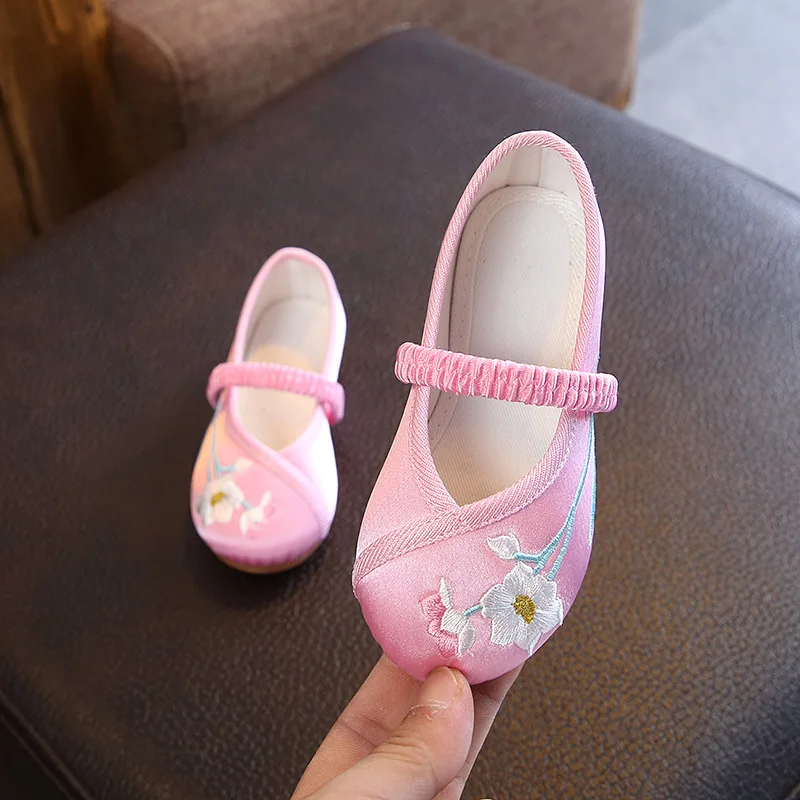 Chinese Traditional Girls Embroidered Shoes Soft Princess Sweet Floral Kids Cloth Shoes Old Peking Children's Flats Show Dancing
Chinese Traditional Girls Embroidered Shoes Soft Princess Sweet Floral Kids Cloth Shoes Old Peking Children's Flats Show Dancing