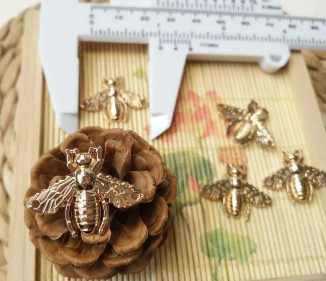 Wholesale 10 pieces New fashion High grade metal bee gold Overcoat coat Buttons jacket shirt Sweater button 25mm Free shipping
Wholesale 10 pieces New fashion High grade metal bee gold Overcoat coat Buttons jacket shirt Sweater button 25mm Free shipping