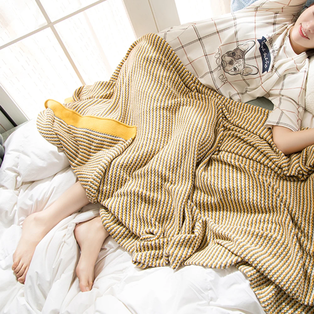All cotton knitted two-color stripe blanket, soft decoration on home bed, office quilt.
All cotton knitted two-color stripe blanket, soft decoration on home bed, office quilt.