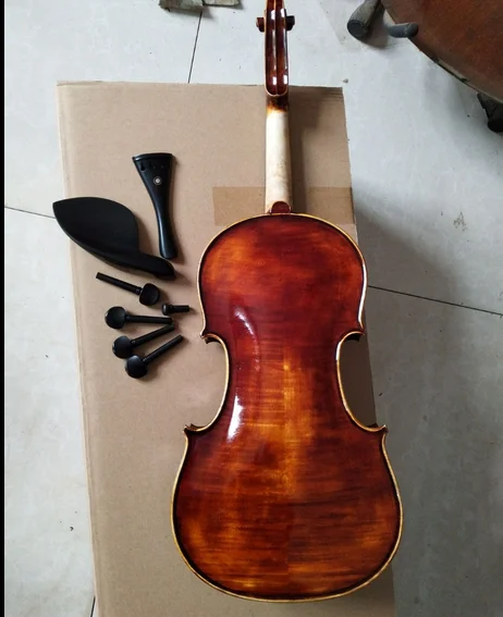 4/4 violin Stradi model 1715 antique old style with a set of ebony violin accessory
4/4 violin Stradi model 1715 antique old style with a set of ebony violin accessory