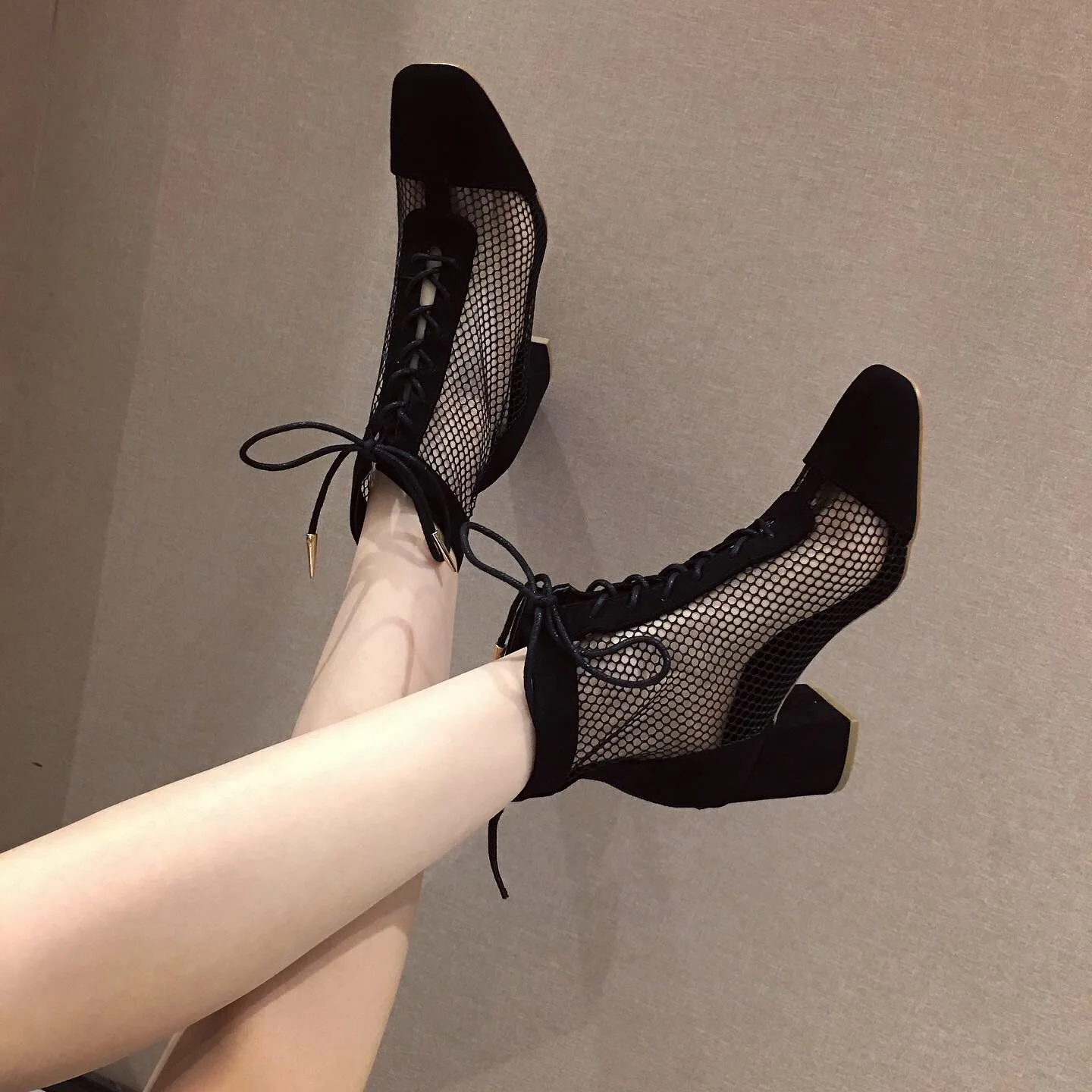 

Liren 2019 Summer Fashion Sexy Lady Air Mesh Women Boots Round Wrapped Toe Square Heels Cross-tie Lace-up Zip Fashion Shoes