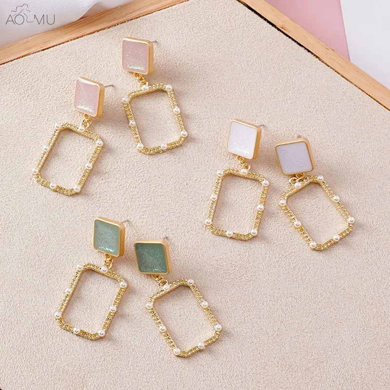 AOMU Sweet Elegant Enamel Pearl Golded Metal Geometric Rectangle Hollow Shiny Dangle Drop Earrings for Women Girl Party Jewelry
AOMU Sweet Elegant Enamel Pearl Golded Metal Geometric Rectangle Hollow Shiny Dangle Drop Earrings for Women Girl Party Jewelry