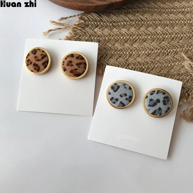 HUANZHI 2019 Simple Vintage Autumn Gold Metal Circle Frame Velvet Round Button Leopard Print Fabric Stud Earrings for Women
HUANZHI 2019 Simple Vintage Autumn Gold Metal Circle Frame Velvet Round Button Leopard Print Fabric Stud Earrings for Women