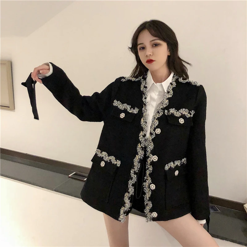 Winter Women's Short Wool Coat Fashion Diamonds Lace Long Sleeve Wool blends Coats women Vintage Single Breasted Warm Overcoat
Winter Women's Short Wool Coat Fashion Diamonds Lace Long Sleeve Wool blends Coats women Vintage Single Breasted Warm Overcoat