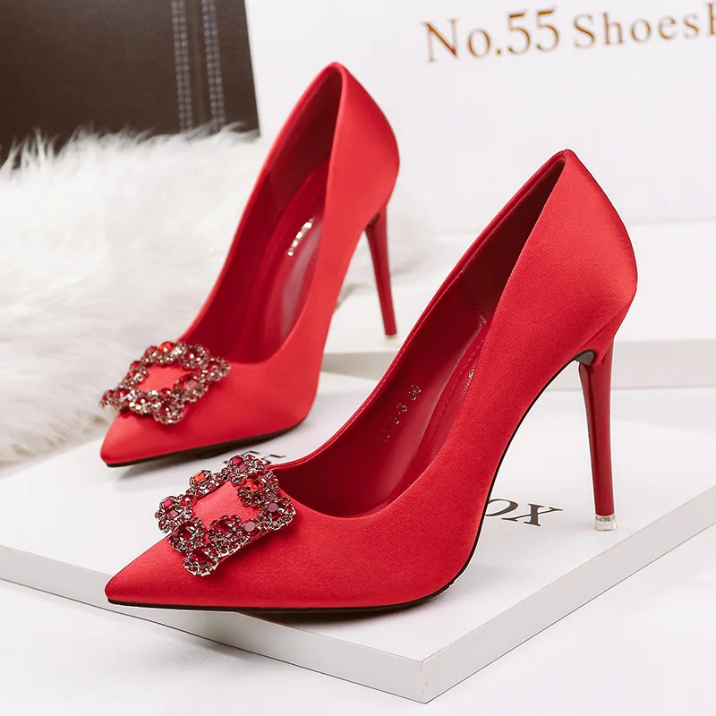 New high heels pumps women luxury design crystal pointed toe bridal red wedding shoes fashion sexy stiletto ladies party shoes
New high heels pumps women luxury design crystal pointed toe bridal red wedding shoes fashion sexy stiletto ladies party shoes