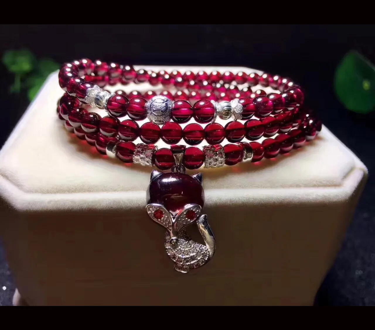 Mozambique garnet red wine collection level 6 a clean vitreous all three ring bracelet + 925 silver fox pendant
Mozambique garnet red wine collection level 6 a clean vitreous all three ring bracelet + 925 silver fox pendant