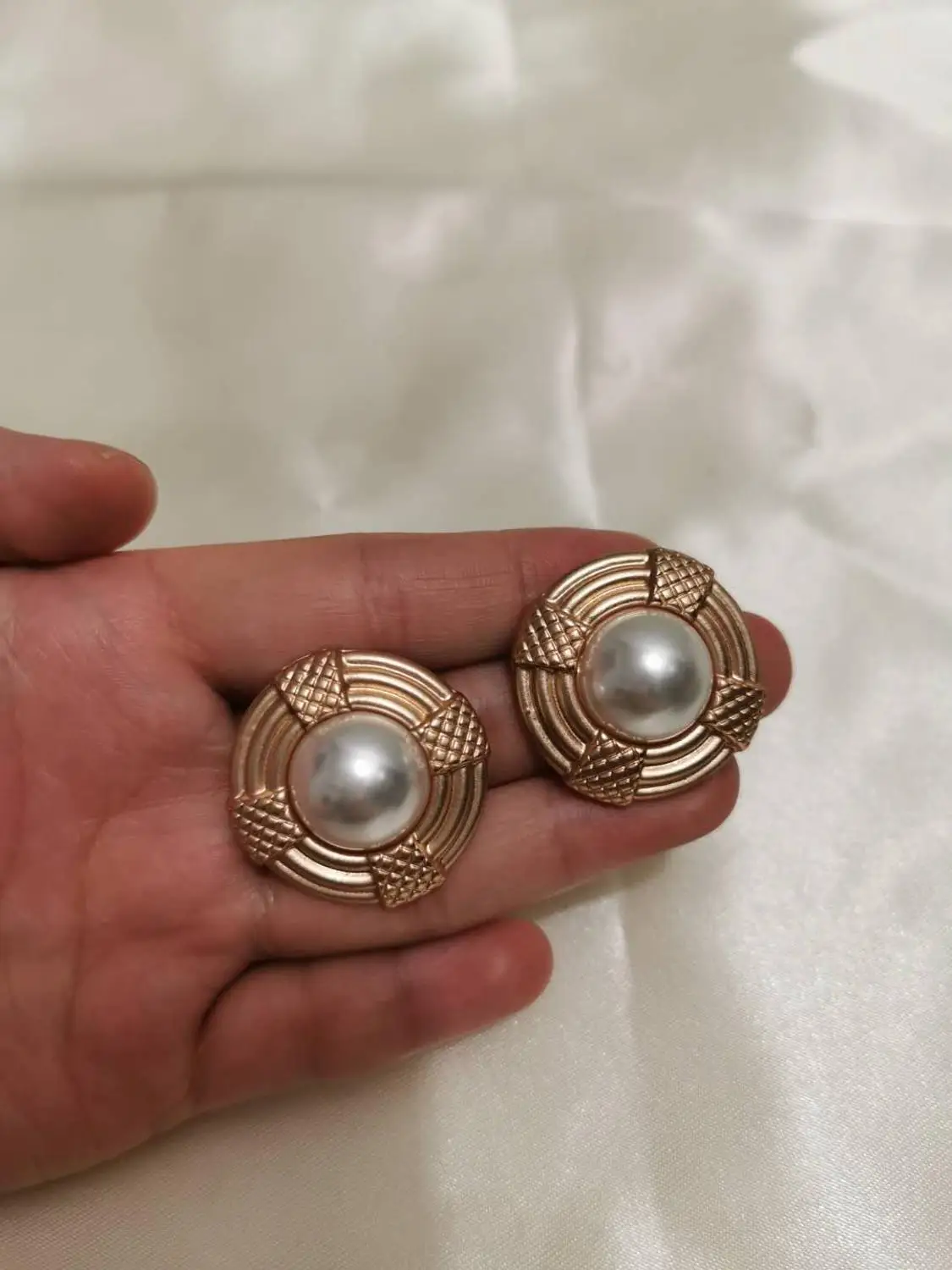 Stunning Retro Geo Faux Pearl Stud Statement Earrings Party Gown top Brincos runway rare Boucle d'oreille Korean Style Trendy
Stunning Retro Geo Faux Pearl Stud Statement Earrings Party Gown top Brincos runway rare Boucle d'oreille Korean Style Trendy