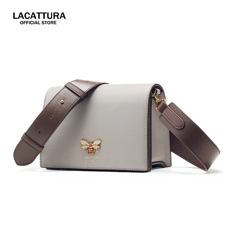 A1389 LACATTURA Women Leather Wide Shoulder Strap Messenger Bag Ladies Crossbody Bags Women Famous Brands Designers Shoulder Bag
A1389 LACATTURA Women Leather Wide Shoulder Strap Messenger Bag Ladies Crossbody Bags Women Famous Brands Designers Shoulder Bag