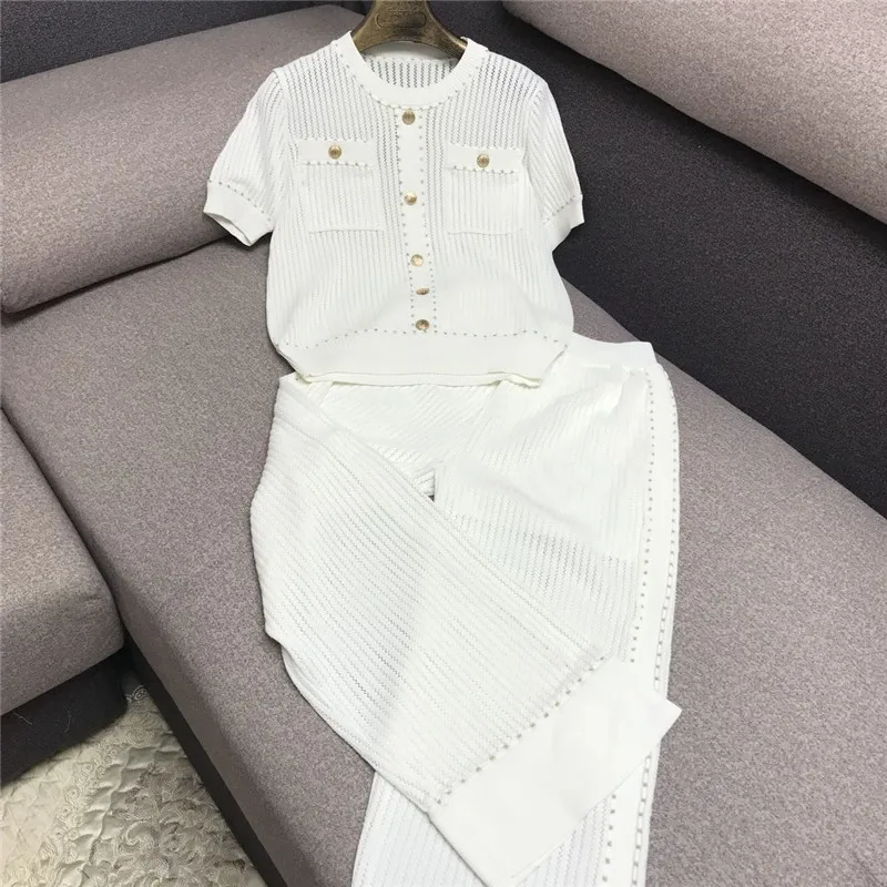 Luxury Designer Brand Women's Knitted Sets for Women O Neck Golden Button Hollow Out Knitted Top and Knitted Wide Leg Trousers
Luxury Designer Brand Women's Knitted Sets for Women O Neck Golden Button Hollow Out Knitted Top and Knitted Wide Leg Trousers