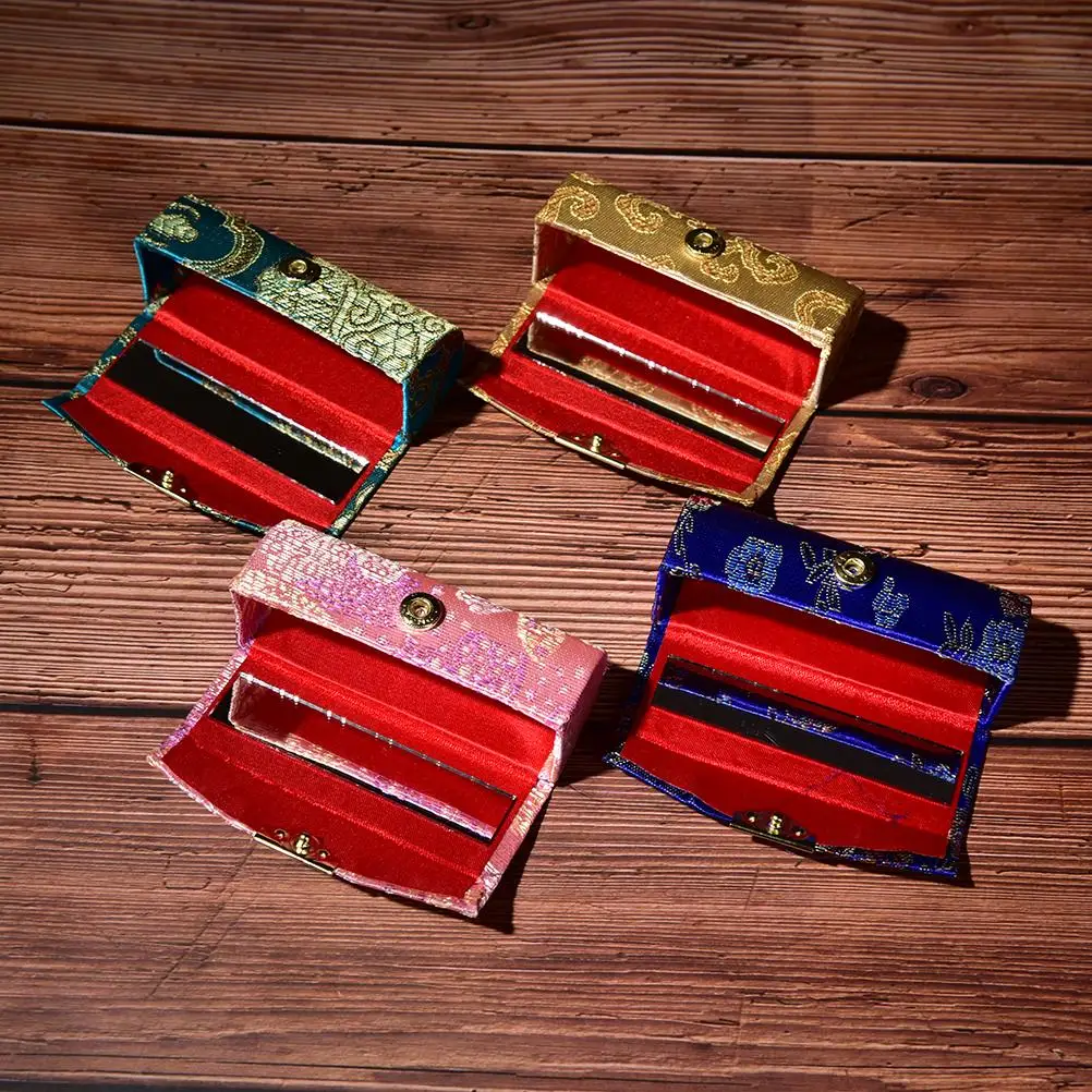 1PCS Lipstick Display Box With Mirror Portable Embroidered Lipstick Case Storage Retro Flower Design Jewelry Holder Random
1PCS Lipstick Display Box With Mirror Portable Embroidered Lipstick Case Storage Retro Flower Design Jewelry Holder Random