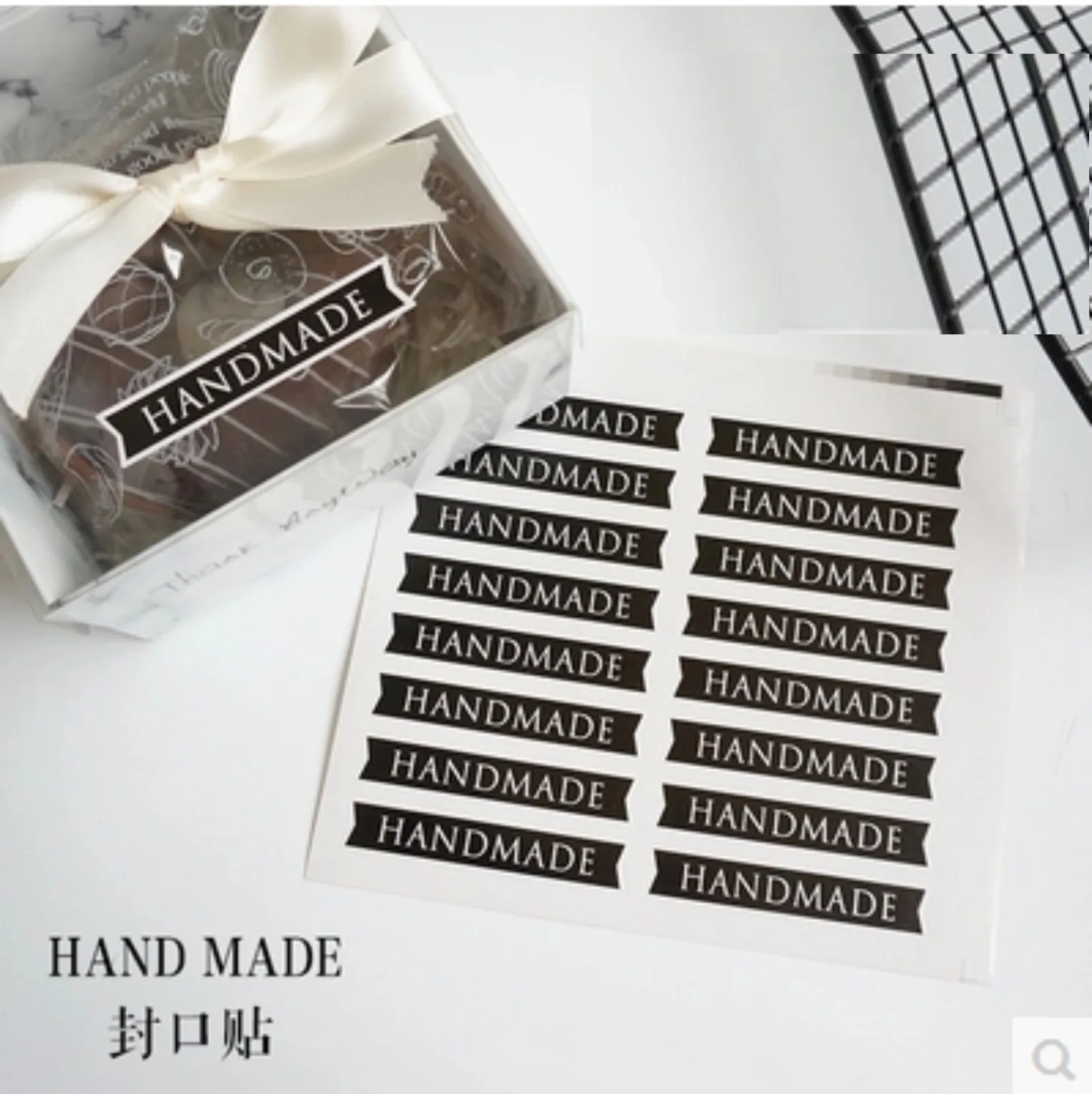 160Pcs/10sheets Black HAND MADE Long Strip Handmade Cake Packaging Sealing Label Kraft Sticker Baking DIY Gift Stickers
160Pcs/10sheets Black HAND MADE Long Strip Handmade Cake Packaging Sealing Label Kraft Sticker Baking DIY Gift Stickers