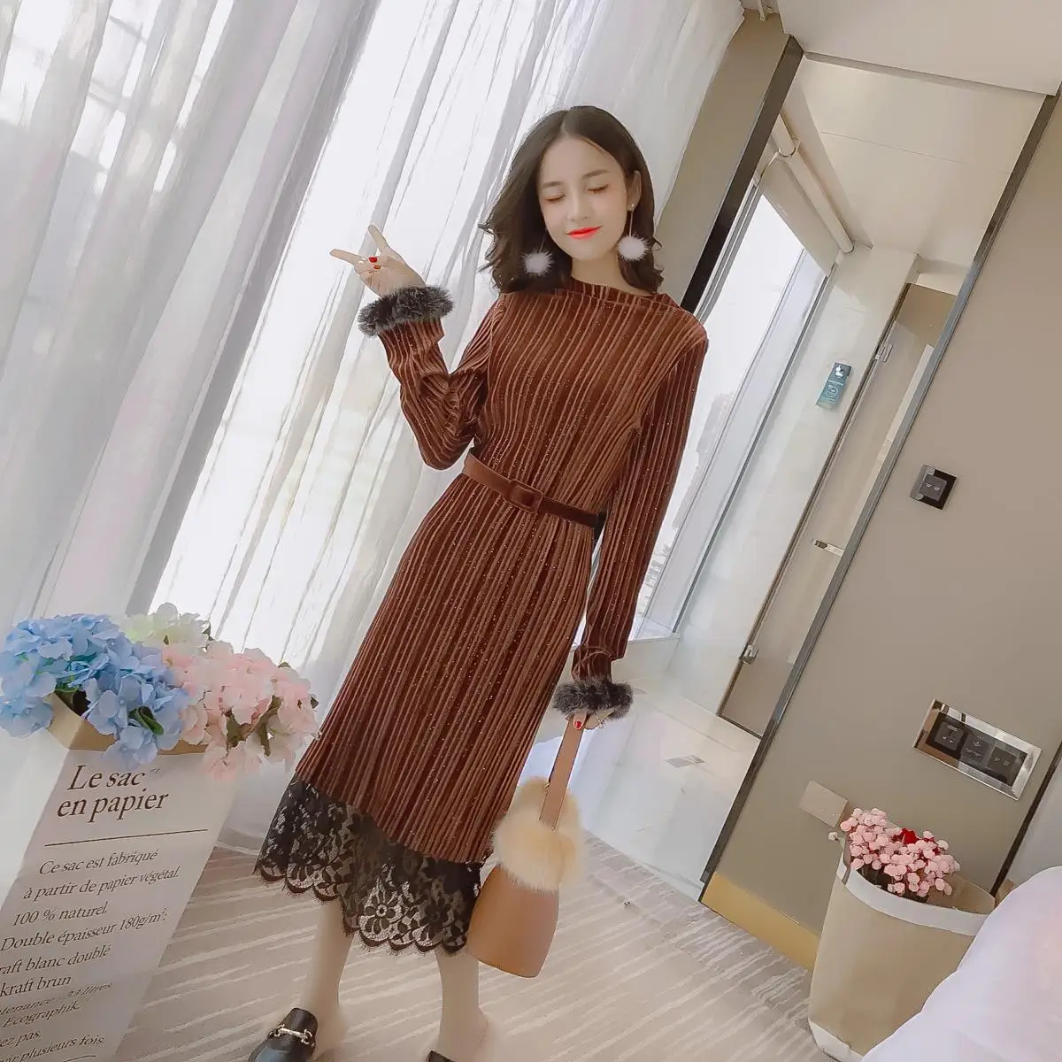 2019 autumn new pleuche patchwork lace pleated dress female solid color fur sleeve hem mid-calf dress with belt women
2019 autumn new pleuche patchwork lace pleated dress female solid color fur sleeve hem mid-calf dress with belt women