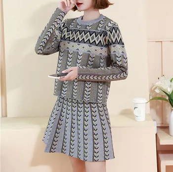 Winter Autumn Stripe Prints A Line Mini Skirt Suit Geometric O Neck Pullover Sweater Knitwear Women Casual Two Piece Sets
Winter Autumn Stripe Prints A Line Mini Skirt Suit Geometric O Neck Pullover Sweater Knitwear Women Casual Two Piece Sets