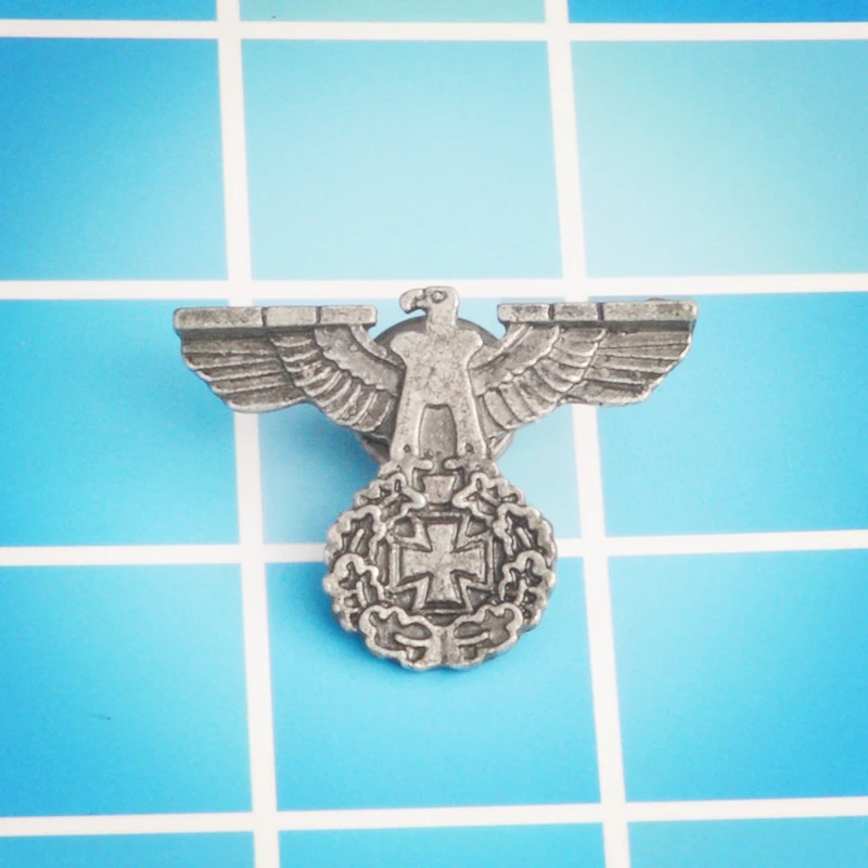 Empire eagle pin spreading wings Circle surrounded by leave Standing on Cross in the middle German Eagle brooches
Empire eagle pin spreading wings Circle surrounded by leave Standing on Cross in the middle German Eagle brooches