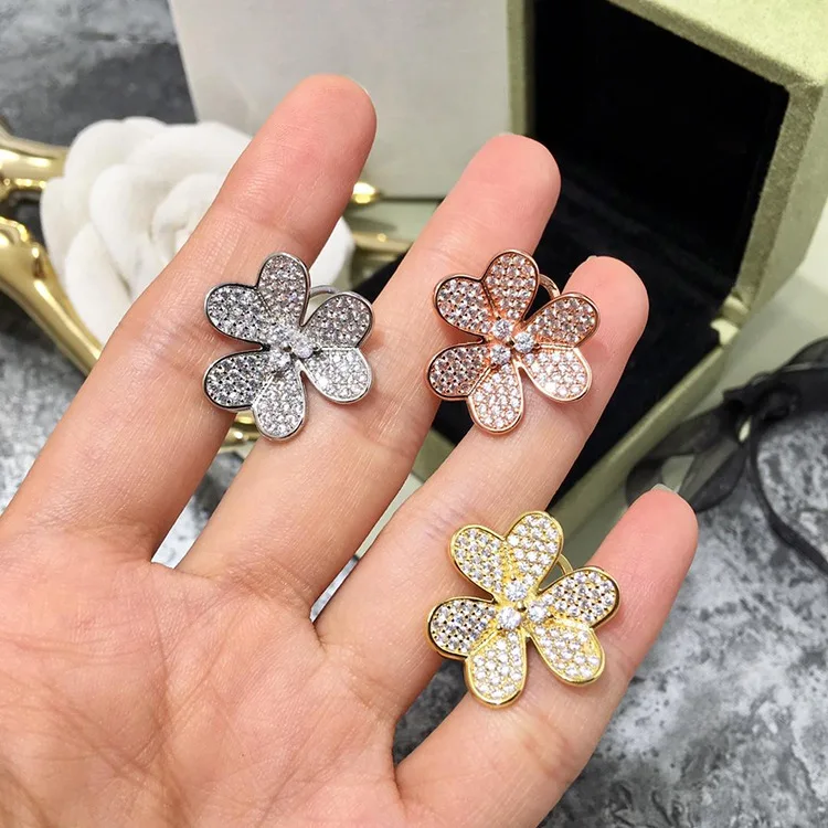 Famous Delicate Mirco Zircons Inlay Three leaf clover flowers Stud Earrings For Women Three color Fashion Earrings Jewelry 
Famous Delicate Mirco Zircons Inlay Three leaf clover flowers Stud Earrings For Women Three color Fashion Earrings Jewelry