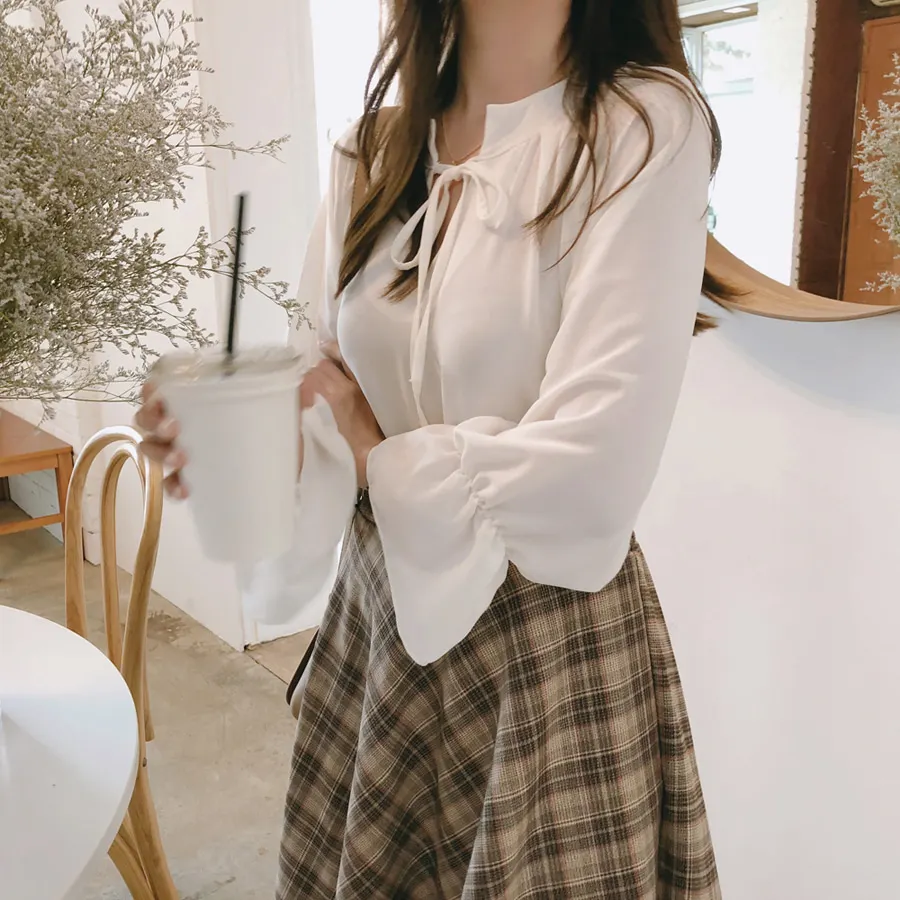 Ghost horse is the young girl Horn sleeve white snow spins unlined upper garment (three-piece suit)
Ghost horse is the young girl Horn sleeve white snow spins unlined upper garment (three-piece suit)