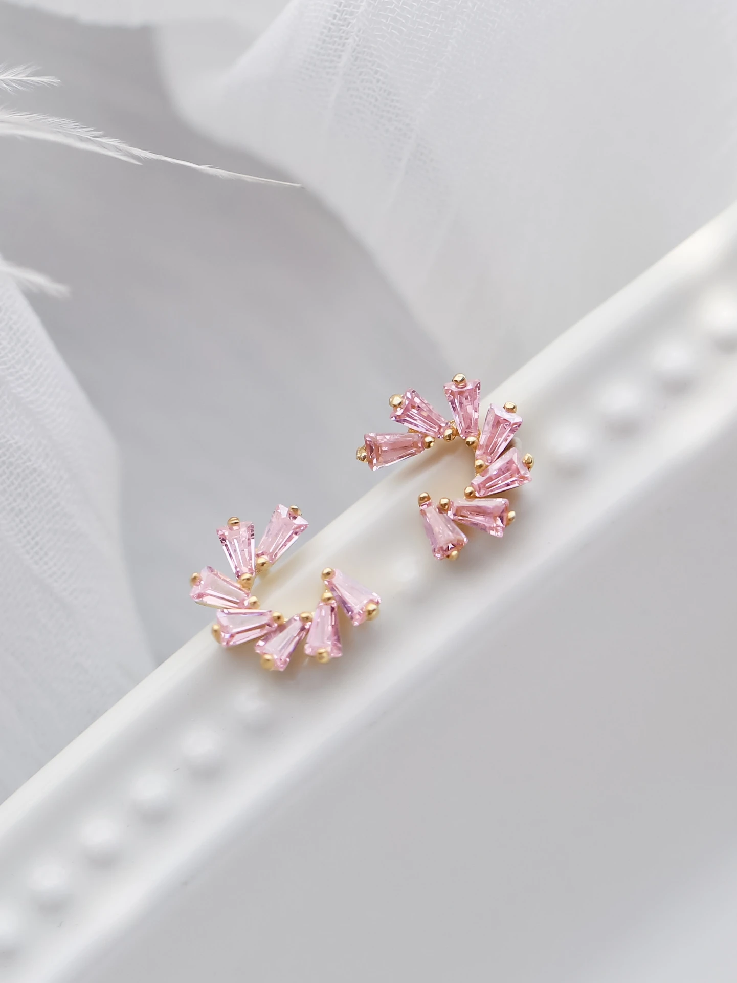 Hot Fashion Earrings New 2019 Girls Earing Bijoux Splinter Stud Earrings For Women Wedding Jewelry Earrings love for gift
Hot Fashion Earrings New 2019 Girls Earing Bijoux Splinter Stud Earrings For Women Wedding Jewelry Earrings love for gift