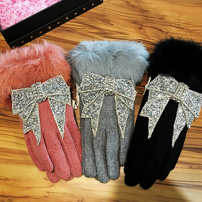 2018 Women Winter gloves Touch Screen luxury rhinestone Bowknot Fur Gloves Female Mittens Cashmere Double Warm Gloves Luva femme
2018 Women Winter gloves Touch Screen luxury rhinestone Bowknot Fur Gloves Female Mittens Cashmere Double Warm Gloves Luva femme
