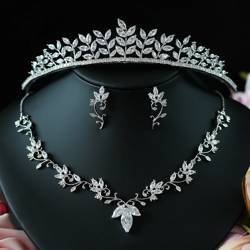 3Pcs Flower Crown Set Wedding Accessory Trendy Zircon Tiara Necklace Rhinestone Crown For Bride Wedding Pageant Crowns
3Pcs Flower Crown Set Wedding Accessory Trendy Zircon Tiara Necklace Rhinestone Crown For Bride Wedding Pageant Crowns