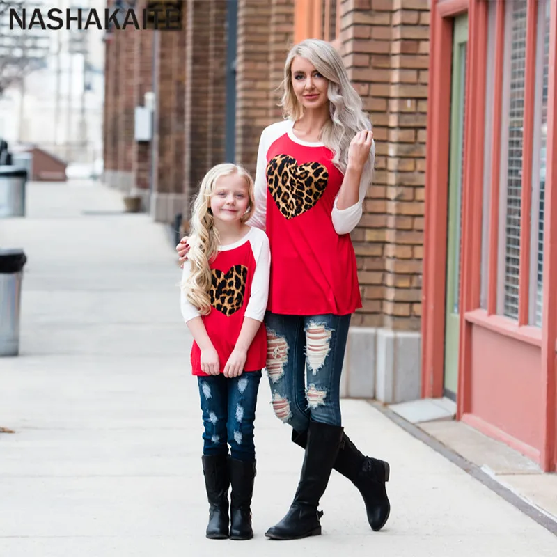 Family matching clothes Autumn Patchwork Heart Leopard Printed tshirt Casual Mommy and me clothes Top women matching outfits
Family matching clothes Autumn Patchwork Heart Leopard Printed tshirt Casual Mommy and me clothes Top women matching outfits