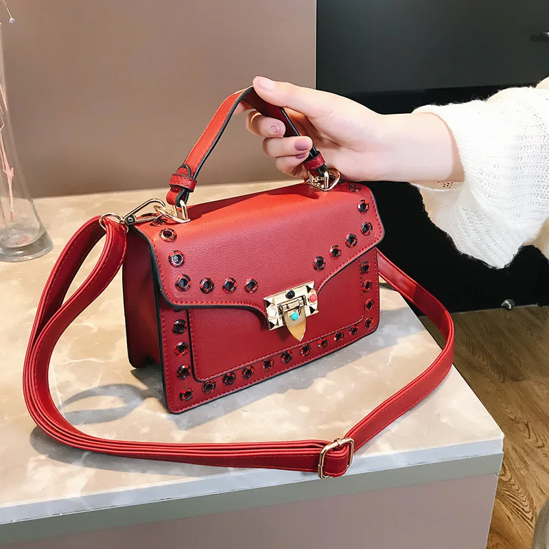 New Fashion Women Shoulder Bags Flap Messenger Bags Rivets Designer Handbags With Pattern Button Lock Small Square Package
New Fashion Women Shoulder Bags Flap Messenger Bags Rivets Designer Handbags With Pattern Button Lock Small Square Package
