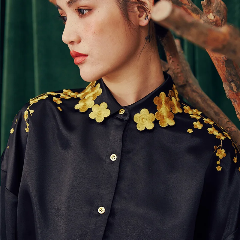 LYNETTE'S CHINOISERIE Spring Autumn New Arrival Original Design Wome Gorgeous Vintage Gold Embroidery Gloss Black Loose Shirt
LYNETTE'S CHINOISERIE Spring Autumn New Arrival Original Design Wome Gorgeous Vintage Gold Embroidery Gloss Black Loose Shirt
