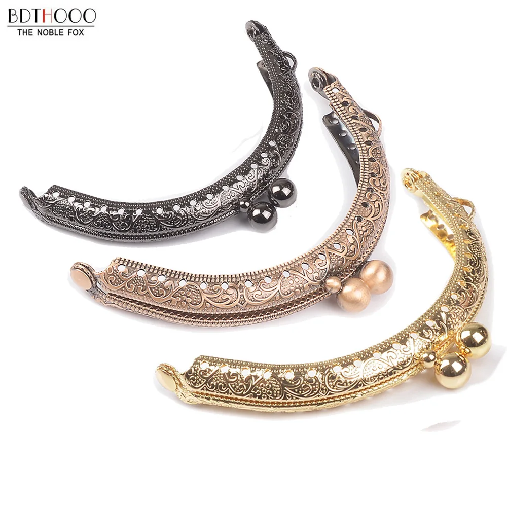 10pcs/lot 8.5cm Round Metal Purse Frame Handle for Clutch Bag Accessories Making Kiss Clasp Lock Antique Bronze Bags Hardware
10pcs/lot 8.5cm Round Metal Purse Frame Handle for Clutch Bag Accessories Making Kiss Clasp Lock Antique Bronze Bags Hardware