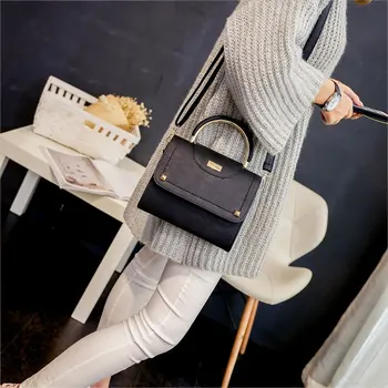 Fashion Women PU Leather Rivet Shoulder Bag Luxury Handbags Women Bags Designer Messenger Bags Ladies Handbag Borse Da Donna
Fashion Women PU Leather Rivet Shoulder Bag Luxury Handbags Women Bags Designer Messenger Bags Ladies Handbag Borse Da Donna