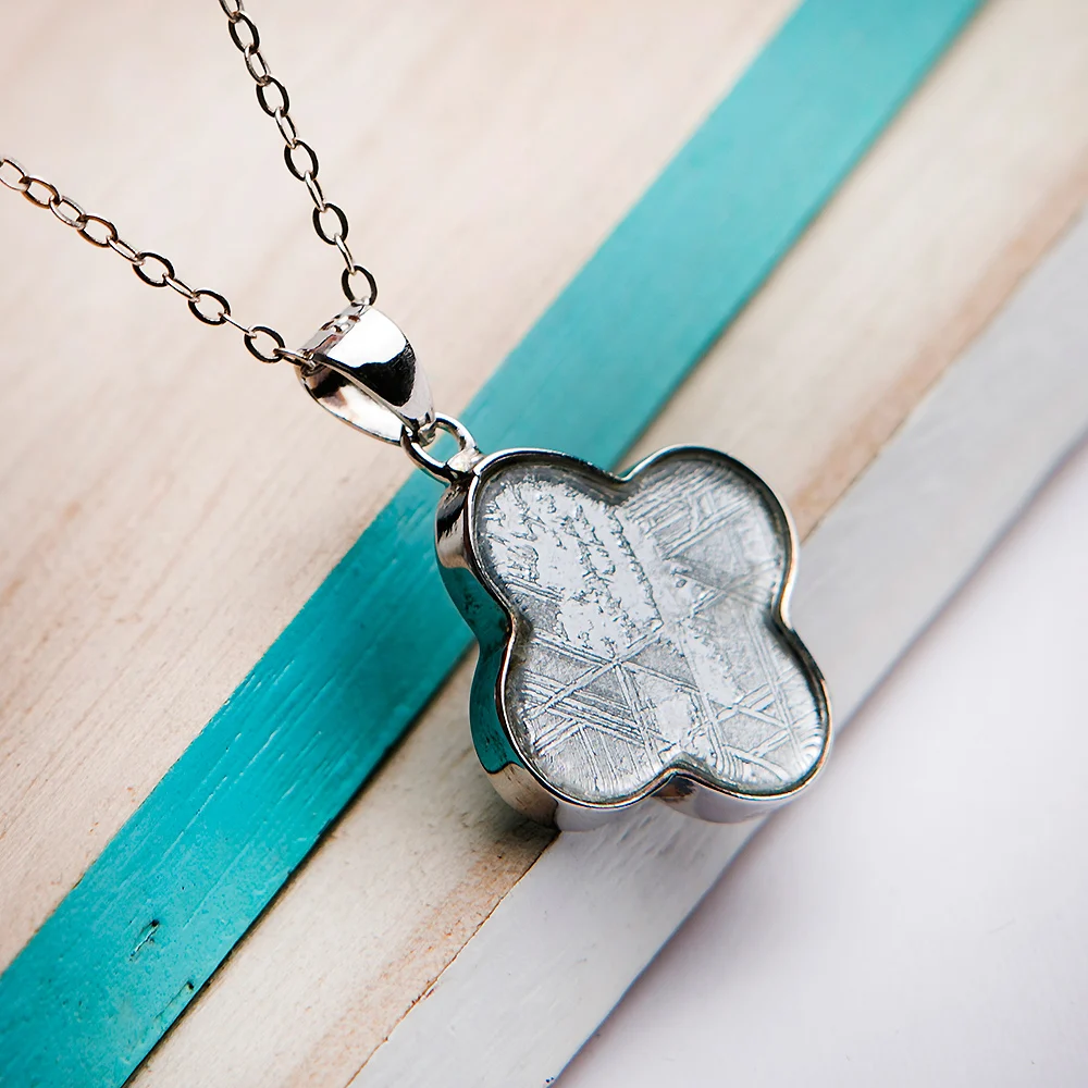 Genuine Natural Gibeon Iron Meteorite Moldavite Silver Pendant 20x20mm Flower Shape Women Men Necklace Drop Shipment AAAAA
Genuine Natural Gibeon Iron Meteorite Moldavite Silver Pendant 20x20mm Flower Shape Women Men Necklace Drop Shipment AAAAA