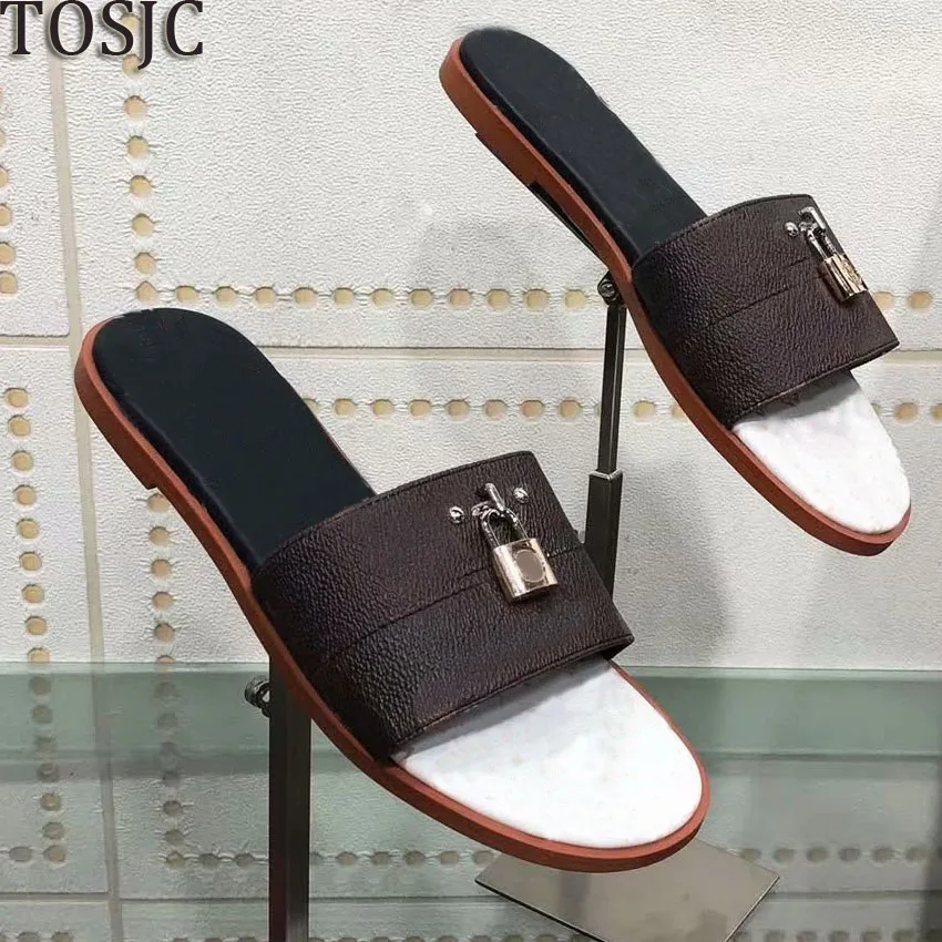 Brand new womens designer beach platform summer flip flops ladies slipper summer women's slip on flats shoes high quality !
Brand new womens designer beach platform summer flip flops ladies slipper summer women's slip on flats shoes high quality !