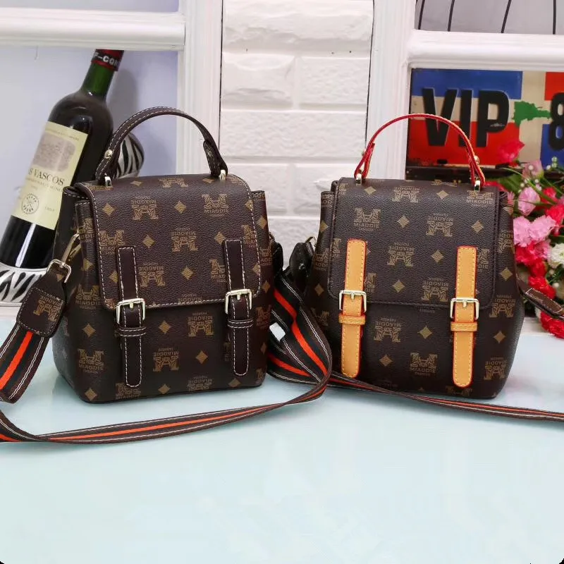 2019 new shoulder bag female PVC tide leisure single-shoulder bag printing slant span bag hundred students schoolbag
2019 new shoulder bag female PVC tide leisure single-shoulder bag printing slant span bag hundred students schoolbag