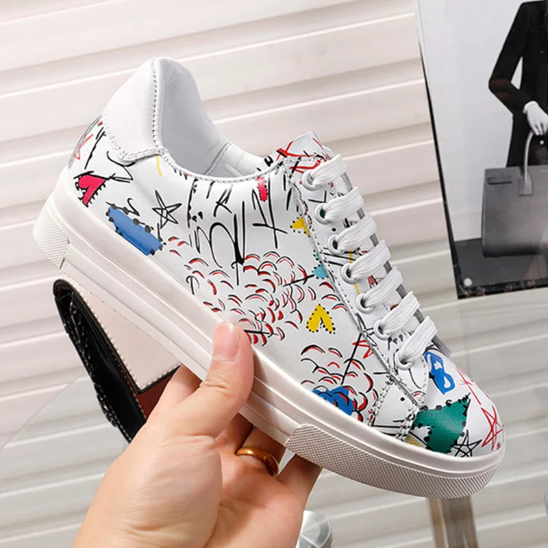 2018 Woman Flats Round Toe Woman Shoes Graffiti Decor White Shoes Woman Height Increasing Fashion Chic Trendy New Casual Shoes
2018 Woman Flats Round Toe Woman Shoes Graffiti Decor White Shoes Woman Height Increasing Fashion Chic Trendy New Casual Shoes