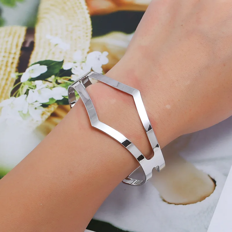 Doreen Box Simple Geometric Rhombus Hollow Out Copper Open Cuff Bangles Women Silver/Gold Fashion Bracelets 6cm(2 3/8") Dia. 1PC
Doreen Box Simple Geometric Rhombus Hollow Out Copper Open Cuff Bangles Women Silver/Gold Fashion Bracelets 6cm(2 3/8") Dia. 1PC