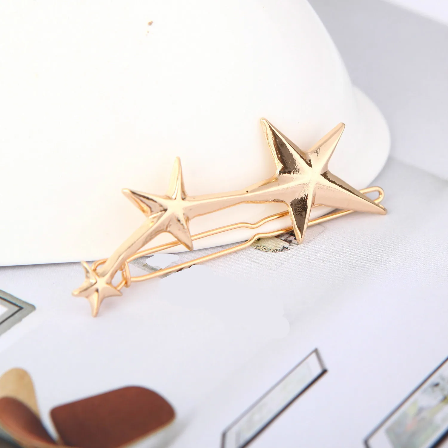 Wholesale Sales 2017 Fashion New Hair Accessories Gold / Silver Simple Lady Wild Sweet Five-pointed Stars Ladies Tiara Hairpin
Wholesale Sales 2017 Fashion New Hair Accessories Gold / Silver Simple Lady Wild Sweet Five-pointed Stars Ladies Tiara Hairpin