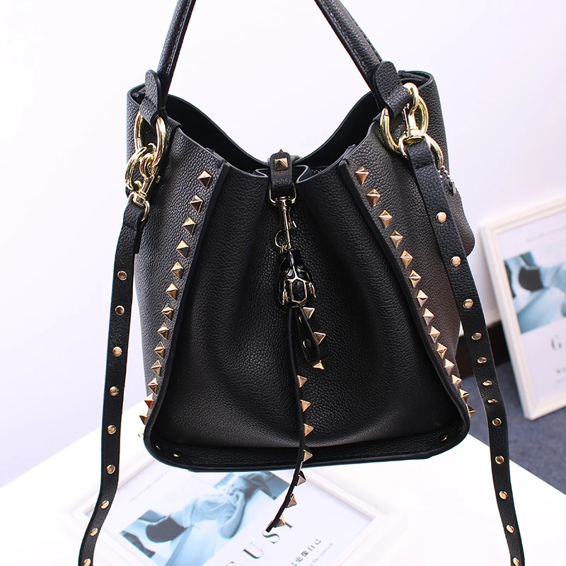 2019 Spring and Summer New Leather Handbag High Quality Rivet Leopard Head Layer Leather Shoulder Bucket Bag
2019 Spring and Summer New Leather Handbag High Quality Rivet Leopard Head Layer Leather Shoulder Bucket Bag