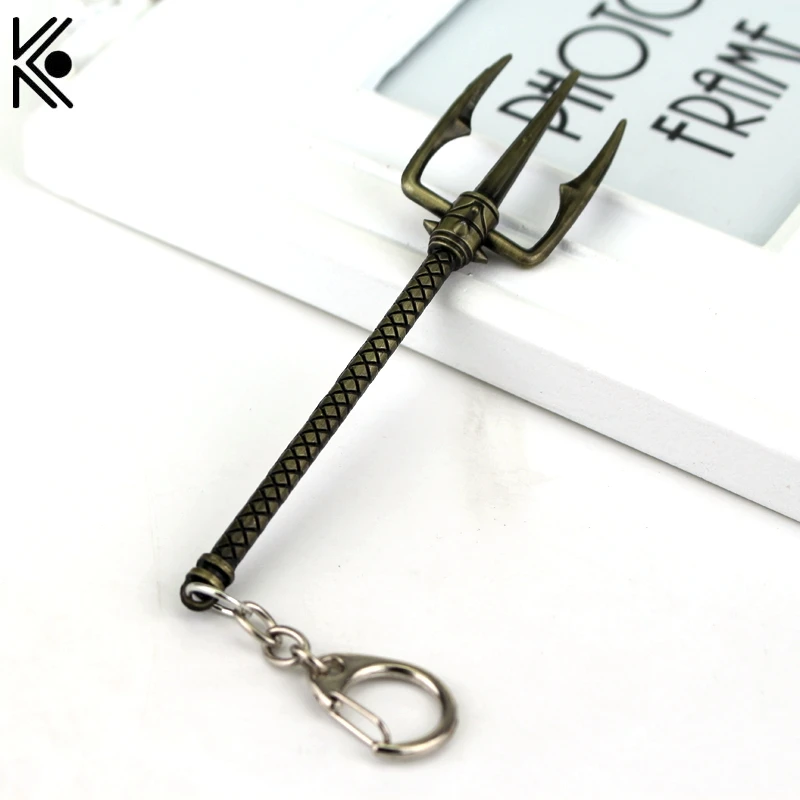 Fizz weapon keychain LOL Trident Weapon Axe Pendant Keyring Bronze Old tin Tidal Trickster Legends Games Theme Keychain 11.6CM
Fizz weapon keychain LOL Trident Weapon Axe Pendant Keyring Bronze Old tin Tidal Trickster Legends Games Theme Keychain 11.6CM