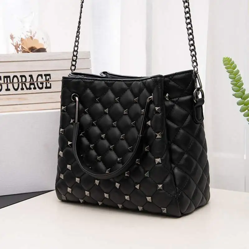 Female bag 2019 Summer New Fashion Design Rhombic Chain Handbag Simple Fresh Small Bag Personality Rivet Shoulder Slung Bag Tide
Female bag 2019 Summer New Fashion Design Rhombic Chain Handbag Simple Fresh Small Bag Personality Rivet Shoulder Slung Bag Tide