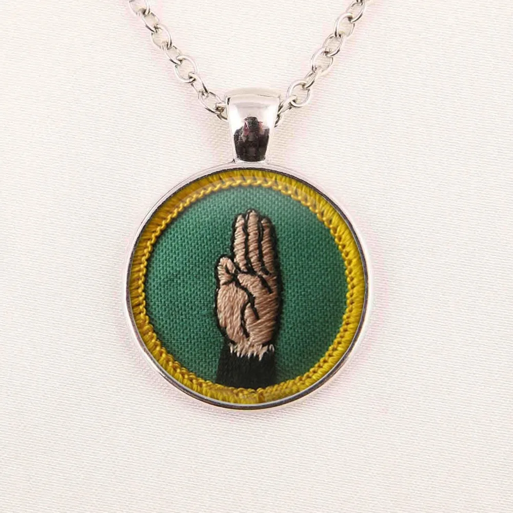 Фото Купольное ожерелье s Girl Scout винтажные языки Cadette символ значок ручная работа фото