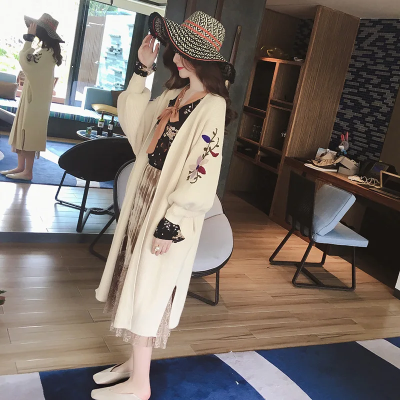 2019 new winter leisure relaxed shoulders embroidery side split knitting lantern sleeve long cardigan coat in female
2019 new winter leisure relaxed shoulders embroidery side split knitting lantern sleeve long cardigan coat in female